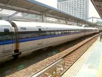 Serie 500: Der Wagen 527-7009 in einem neu formierten 8-Wagen Zug der Kategorie  Kodama  mit Halt an allen Stationen zwischen Osaka und Hakata auf der Insel Ky�sh�. Okayama, 17.September 2009. 