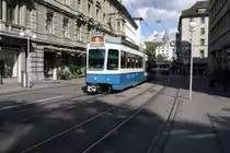 Be 4/8 2117 befindet sich am 1.10.10 zwischen Paradeplatz und Stockerstrasse. Im Hintergrund zu sehen ist der Kirchturm mit dem gr�ssten Ziffernblatt Europas, der zur Kirche St. Peter geh�rt.