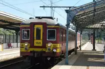 IR-Zug Aachen - L�ttich h�lt im Bhf Pepinster vor dem sch�nen renovierten Vordach vom Hauptbahnsteig. Triebzug der Reihe AM 62-63 am 9. September 2010