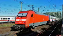 101 062-8 Schiebelok f�r IC verl��t K�ln-Hbf und f�hrt �ber Hohenzollernbr�cke - 10.10.2010