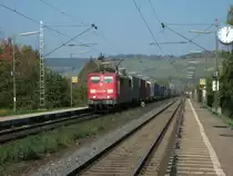 151 066-8 mit Containerzug am 13.10.10, Richtung W�rzburg, durch Himmelstadt.
