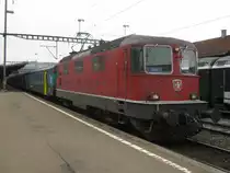 RE 3825 mit Re 4/4 II 11112 und zwei EW II Verst�rkungswagen im Bahnhof St. Gallen St. Fiden, 14.10.2010.