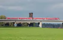 Zwei unbekannte 628/928 Einheiten kommen aus Richtung Neuss gefahren, auf der Rheinbr�cke nach D�sseldorf Hamm. Im Hintergrund ist der Rest der alten Br�cke zu erkennen. 