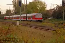 Da staunte ich, ein N-Wagenzug mit 111 116 in Boisheim Richtung Kaldenkirchen unterwegs, nach einem kurzen Halt ging es weiter. Eigentlich ist die Eurobahn doch f�r Personenverkehr zust�ndig?
Der VT 6.02 war kurz vorher am Bahnsteig als RE13. 22.10.2010