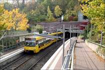 . Tiefstation -

Die nach oben offene Haltestelle  Herderplatz  der U4 (und U9) im Stuttgarter Westen. Die U4 hat soeben den 550 m langen Tunnel unter dem Botnanger Stattel durchfahren. Am anderen Ende der Station folgt ein weiterer relativ kurzer Tunnel zur Unterfahrung einer Grünanlage mit Spielplatz. Eröffnet wurde diese Strecke am 24 Oktober 1994. 

21.10.2005 (M)