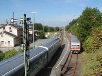 Dieses Motiv, das der Fotograf in Selbitz eingefangen hat, ist derzeit (fast) noch Alltag. Einzig die Farbe des linken, einfahrenden 628 ist auf der KBS 857 nicht mehr zu sehen.
Bald werden hier Regioshuttles (RS1) der BeNeX (agilis) fahren - leider! So werden viele Lokf�hrer um ihre Jobs beraubt.
Wer weiterhin die DB in und um Hof haben m�chte, schreibt bitte einen Kommentar unter dieses Bild!