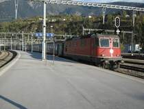 Re 4/4 II 11204 mit EW II Pendel als IR 2724 bei Einfahrt in Brig. Dieser Zug wird Fahrplanm�ssig mit einem B EW I NPZ und einem BDt verst�rkt. An diesem wurde er zus�tzlich noch mit dem AB EW II Auto (STRADE DEL SOLE) 50 85 38-35 801 verst�rkt, 23.10.2010.