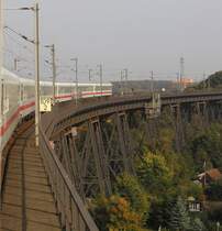 Blick nach hinten aus dem IC Flensburg-Dresden auf die 2,5km lange Rendsburger Hochbr�cke.