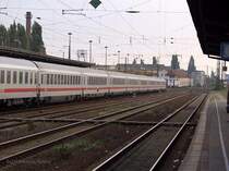Ein 'verkehrswei�er' InterCity bei der Durchfahrt durch den Bahnhof K�then. An der Spitze befindet sich ein Steuerwagen der Gattung Bpmbdzf.