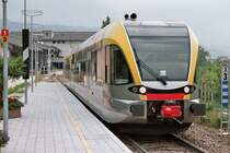 Ein Stadler GTW der Vinschgauerbahn am 11.10.2005 (9:15 Uhr) bei der Einfahrt im Bahnhof Algund. Fahrt Richtung Mals. Was hier nicht zu sehen ist, sind die Unmengen an Fahrg�sten. Wer sich schlank machte, konnte sich gerade noch im Eingang hineinqu�tschen und musste sich gleichzeitig irgendwie vor der sich schliessenden T�re in Sicherheit bringen !!