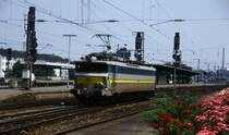 Belgische CC 40 der SNCB/NMBS im Bahnhof K�ln Deutz irgendwann 1992. Die Viersystem Lok war die erste Lok mit dreiachs monomoteur Drehgestellen der Firma Alsthom.