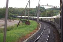 Fahrt im legend�ren Venice Simplon Orient-Express Paris-Venedig am 03.10.2005 kurz vor der Italienischen Grenze bei Chiasso. Die 4 Wagen mit dem beige Streifen sind die 3 Speise- und der Bar/Salonwagen. 