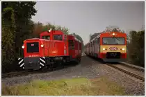 Dank der Lokmannschaft der Mk 48 war es m�glich, an der Stelle wo die Geleise der Stainzer Bahn von der GKB Strecke Richtung Stainz abzweigen, einen kleinen Fotohalt einzulegen, und so eine Doppelausfahrt mit dem R 8569 von Graz nach Wies, mit VT 70.01 an der Spitze, zu simulieren. (Preding am 18.10.2010)