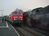 Mit einem Lokbespannten Zug nach Marburg. Das wollten wir uns nicht nehmen lassen! Leider war 218 387 aufgrund eines Defektes nicht da, aber 218 470-3 hat sie gut vertreten. Hier kurz vor der Abfahrt aus Frankenberg(Eder) aufgenommen am 23.10.2010.