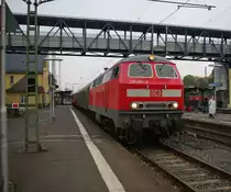 218 470-3 hat mit dem RE den Bahnhof Marburg erreicht. Aufgenommen am 23.10.2010.