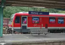 W�hrend auf der Kurhessenbahn sonst nur 628er und 646er fahren spiegelte sich am Wochenende des Burgwaldbahnfestes einmal die Geschichte in den  modernen  Triebz�gen, wie diese kleine Spielerei im Bahnhof Marburg zeigt. Aufgenommen am 23.10.2010.