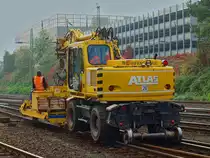 Ein Atlas 2Wegebagger von Eiffage Rail schiebt einen Anh�nger mit Werkzeug ganz langsam �ber eine Weiche am 07.10.2010 in Aachen West.