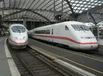 Hier links 406 080-8  K�ln  als ICE126 von Frankfurt(Main) Hbf. nach Amsterdam Centraal und 808 010-3  Fontanestadt Neuruppin  als ICE954 von Berlin Ostbahnhof nach K�ln Hbf., diese beiden Triebz�ge standen am 13.10.2010 in K�ln Hbf.