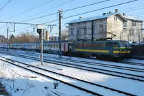 Am kalten 10. Januar 2009 ersetzt eine Lok der Reihe HLE 27 eine moderne HLE 13 am Kopf eines IC-Zuges Eupen-Oostende. Hier, an der Verzweigung in Herbesthal, verl�sst der Zug die Linie 49 und h�lt in einer Minute im Bhf Welkenraedt.