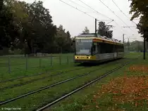 23.10.2010: TW 234 unterwegs als Tram 8 von Wolfartsweier nach Durlach. hier ist er zwischen den Stationen Ostmarkstra�e und Ellmendinger Stra�e unterwegs. Die Tram 8 ist die einzige Stra�enbahnlinie in Karlsruhe, die den Innenstadtbezirk nicht ber�hrt.