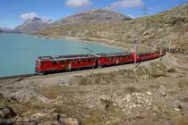 Auf Wiedersehen, ABe 4/4 II. Seit dem 25.10.10 sind keine Eins�tze mehr geplant. Auf dem Bild fahren die beiden ABe 4/4 II  45 und 43 dem Lago Bianco entlang von Ospizio Bernina Richtung Alp Gr�m (7.10.10)
