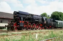 Bei einer Sonderfahrt in Rum�nien :
Eine K�nigin der Schiene, die 142 044 vom Depot Arad im besten Fotografierlicht im Bahnhof Oradea-West.
18.06.2000