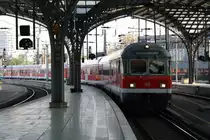 Hier ein RE8 von K�ln Messe/Deutz nach Kaldenkirchen, bei der Einfahrt am 13.10.2010 in K�ln Hbf.