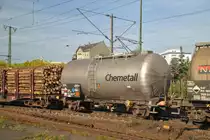 Kesselwagen (Chemetall) in einen G�terzug am 08.10.2010.