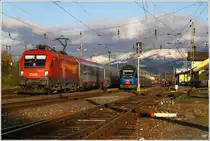 1116 066 f�hrt mit dem EC 103 Polonia (Warschau-Villach) durch den Bahnhof Zeltweg, w�hrend im Vordergrund 4024 120 als R 4218 h�lt. 26.10.2010