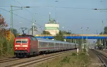 120 147-4 bringt am 10.10.10 den IC 2213 von Ostseebad Binz nach Stuttgart Hbf, hier bei der Durchfahrt in Tostedt. 