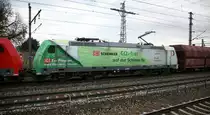 DB 185 389 war am 26. Oktober mit einer weiteren 185er mit einem Erzzug  nach Linz unterwegs. Ich konnte sie gerade noch im Bahnhof Marchtrenk ablichten, wo der Zug um 17h37 einen Betriebshalt einlegen musste. 
