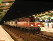 1042 032-1 h�lt mit REX 5927 ErlebnisZug RadExpress Donau an seinem letzten Tag in dieser Saison in Wien Heiligenstadt. 26.10.10