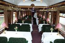 Fahrt im legend�ren Venice Simplon Orient-Express Paris-Venedig am 03.10.2005. Speisewagen 3. Hier werden am Abend um am folgenden Tag von Franz�sischen K�chen 5-G�nge Men�s  zelebriert . 
