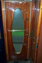 Fahrt im legend�ren Venice Simplon Orient-Express Paris-Venedig am 03.10.2005. Ein- Ausstiegst�ren der Wagen.  Kurz vor Venedig k�ndet die Feuchtigkeit von dem Regensturm in der Region... :-( 