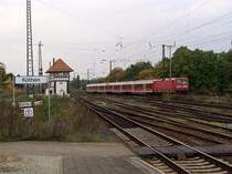 Seit Mai d.J. verkehrt der Innovationszug von DB-Regio auf der Strecke Halle/Saale - Magdeburg im RB-Verkehr. Als besonderen Service bietet dieser Zug gro�fl�chige Fernsehbildschirme und ein RegioBistro. Hier hat RB 36518 Ausfahrt aus dem Bahnhof K�then.