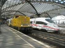 Hier links 203 302-5 mit einem Messzug in Richtung K�ln Messe/Deutz und rechts 403 013-6 Treuchtlingen  als ICE610 von M�nchen Hbf. nach Dortmund Hbf., diese beiden Z�ge standen am 13.10.2010 in K�ln Hbf.