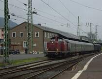 V100 2299 der VEB erreicht mit ihrem RE aus Frankenberg(Eder) den Bahnhof Marburg. Mit diesem Zug wollten wir dann auch wieder zur�ck nach Frankenberg fahren. Aufgenommen am 23.10.2010.