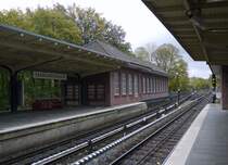 Nachtrag zum Bahnhof Saarlandstra�e: Das Abgangsbauwerk des n�rdlichen Bahnsteigs von au�en. 24.10.2010