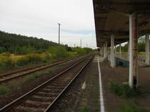Der Bahnsteig mit dem heute noch genutzten Gleis 4 in Braunsbedra; 07.09.2010