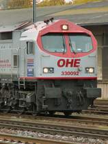 Frontaufnahme der 330092  Red Tiger  der OHE am 22.Oktober 2005 in Bad Hersfeld mit Werbung f�r den Eisenbahn-Kurier auf der F�hrerstandst�r.