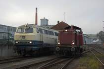 216 224 neben V100 2299 am 23.10.2010 in Frankenberg (Eder) beim Streckenfest der Kurhessenbahn