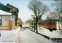 Noch was aus  der guten alten Zeit  wenn man so will: Ein normal pop-lackierter 614 steht im verschneiten Bf. Bad Steben zur Rückfahrt nach Hof bereit. Winter wirds bald wieder , aber ob der letzte 614 ihn noch erlebt, ist mehr als fraglich....