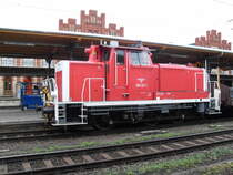 365 221 hatte einen Einsatz in Stendal sie musste Ger�stteile und Bauz�une von Bahnsteig 3 wegfahren weil die Baumassnahmen beendet sind.