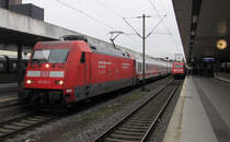101 112-1 steht am 22.10.2010 mit dem IC 2044 von Leipzig Hbf nach K�ln Hbf im Bahnhof Hannover Hbf bereit. Gru� an den netten Tf welcher meinte, dass er nicht fotogen sei und deshalb die Jalousi runterlie�. ;)