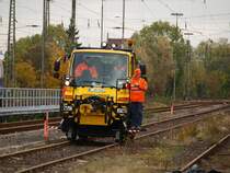 Blitzneuer 2Wegeunimog ( U400) mit Rangierkupplungen am 28.10
.2010 in Aachen Rothe Erde. Dieses noch seltene Spezialfahrzeug soll bei der Bahn die eine oder andere Rangierlok ersetzten und wird �ber Fernsteuerung von dem Rangierer auf dem linken Trittbrett gesteuert. Der Unimog kann bis zu 800 to. schwere Z�ge bewegen.