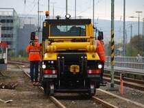 Blitzneuer 2Wegeunimog ( U400) mit Rangierkupplungen am 28.10.2010 in Aachen Rothe Erde. Dieses noch seltene Spezialfahrzeug soll bei der Bahn die eine oder andere Rangierlok ersetzten und wird �ber Fernsteuerung von dem Rangierer auf dem linken Trittbrett gesteuert. Auf der Ladefl�che des knapp 12 to. schweren Unimog sind die Tanks und die Luftpumpe f�r die Luftdruckbremse mit dem die Z�ge gebremst werden montiert. Der Unimog kann bis zu 800 to. schwere Z�ge bewegen.
