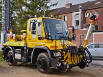 Blitzneuer 2Wegeunimog ( U400) mit Rangierkupplungen am 29.10.2010 am Aachener Hbf. Dieses noch seltene Spezialfahrzeug soll bei der Bahn die eine oder andere Rangierlok ersetzten. Auf der Ladefl�che des knapp 12 to. schweren Unimog sind die Tanks und die Luftpumpe f�r die Luftdruckbremse mit dem die Z�ge gebremst werden montiert. Der Unimog kann bis zu 800 to. schwere Z�ge bewegen.