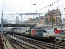 SBB Re 460 073 mit Werbung  Schweizer Radio DRS 1  mit einem Doppelstockzug bei Ausfahrt aus St. Gallen, 13.10.2006
