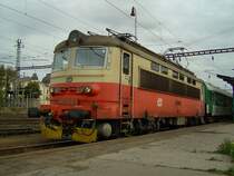 Die 242 282 am 03.10.2008 mit einem Personenzug im Pilsener Hbf. 
