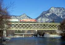 RhB VALSERZUG 5736 von Ilanz nach Landquart am 30.01.1998 auf Rheinbr�cke bei Reichenau mit E-Lok Ge 4/4III 648 - Haikv - Haikv - Gb - Gb. Hinweis: Lok noch mit alter Werbung VEREINA
